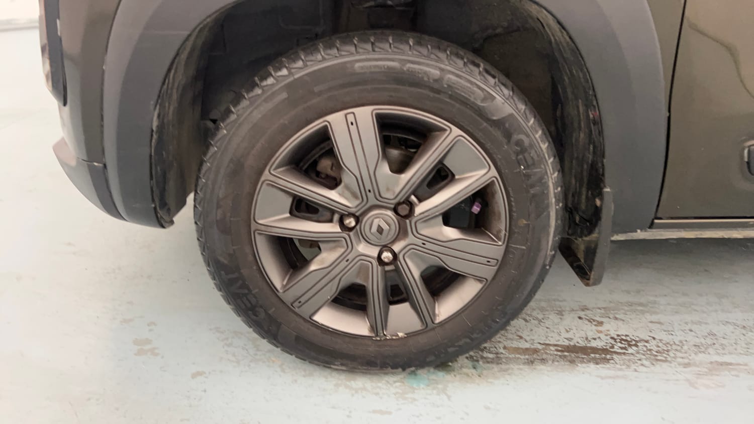 Used 2021 Renault Kwid CLIMBER 1.0 AMT Opt Petrol Automatic tyres LEFT FRONT TYRE RIM VIEW