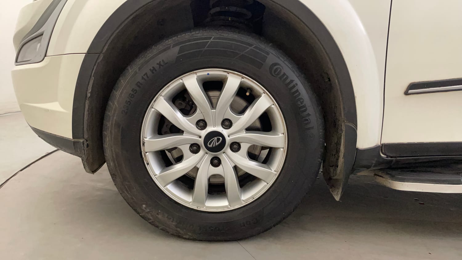 Used 2018 Mahindra XUV500 W9 AT Diesel Automatic tyres LEFT FRONT TYRE RIM VIEW