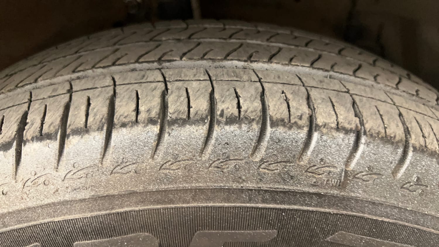 Used 2013 Maruti Suzuki Swift VXi Petrol Manual tyres RIGHT FRONT TYRE TREAD VIEW