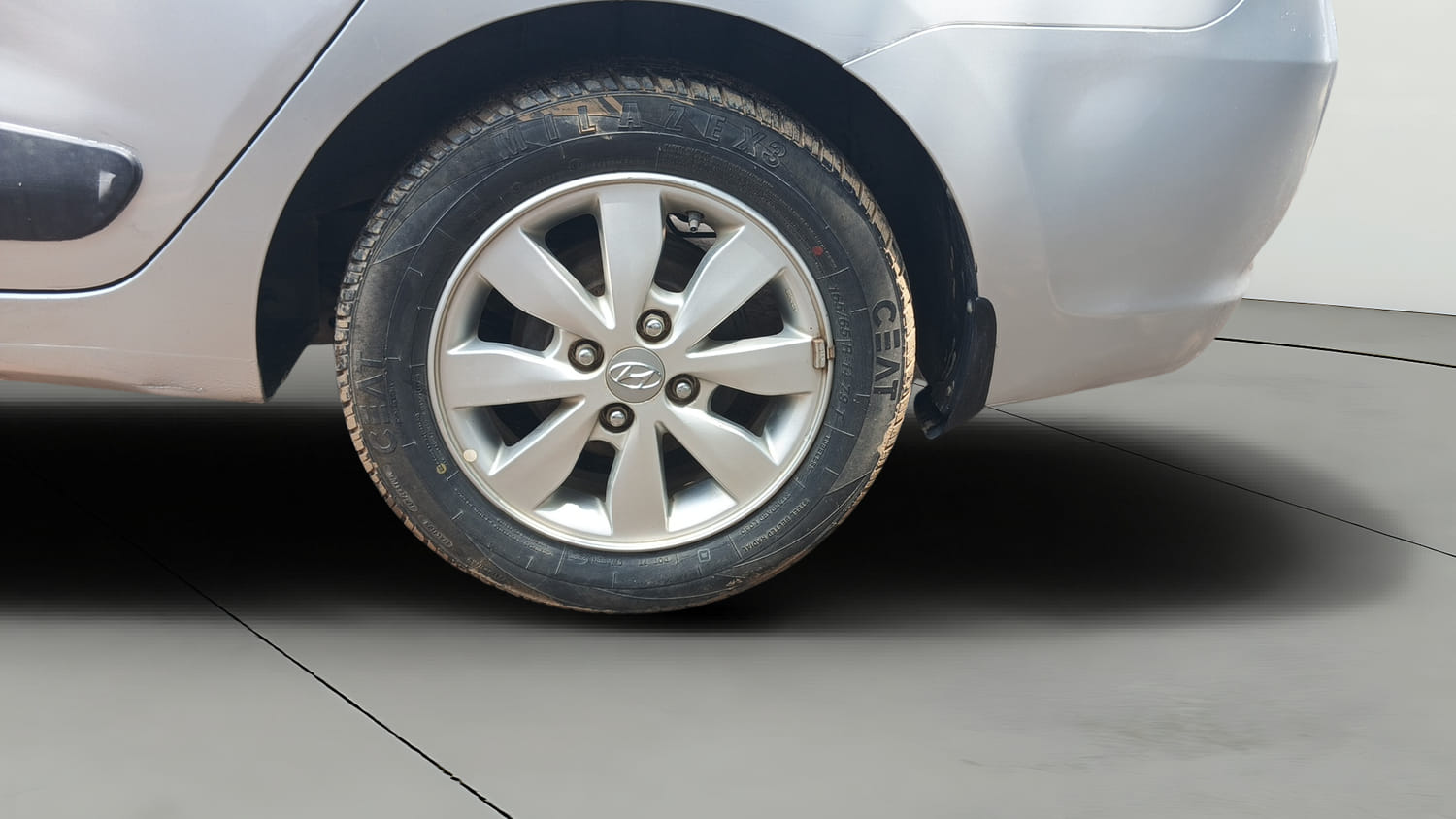 Used 2015 Hyundai Xcent S 1.2 (O) Petrol Manual tyres LEFT REAR TYRE RIM VIEW