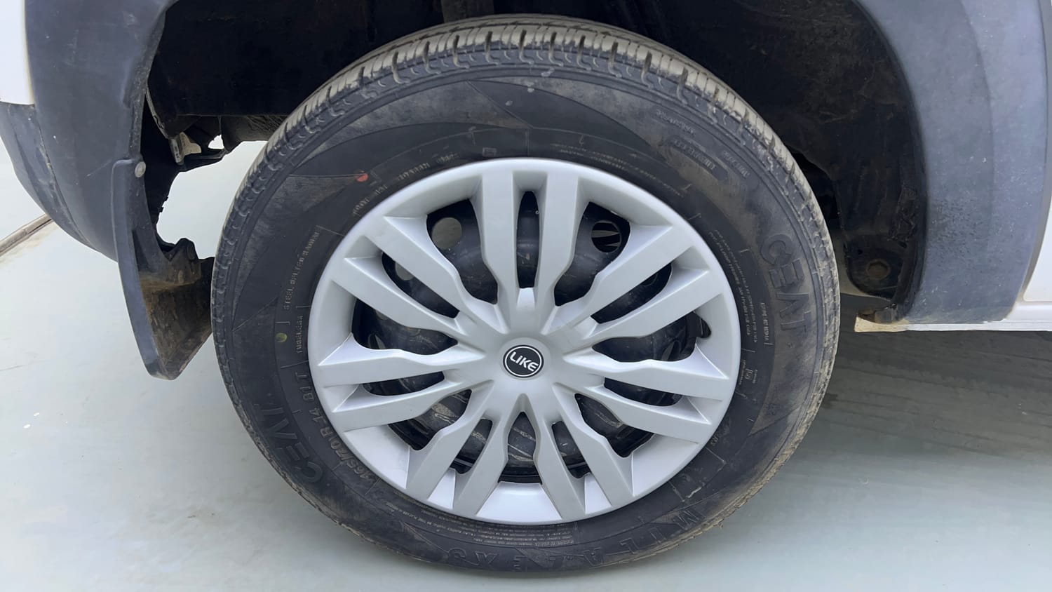 Used 2022 Renault Kwid RXT 1.0 Petrol Manual tyres RIGHT REAR TYRE RIM VIEW