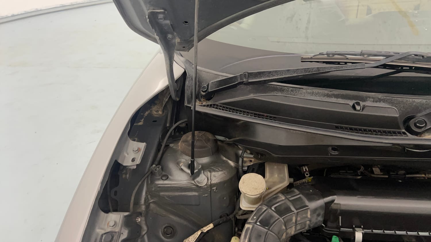 Used 2020 Maruti Suzuki Dzire ZXi Petrol Manual engine ENGINE RIGHT SIDE HINGE & APRON VIEW