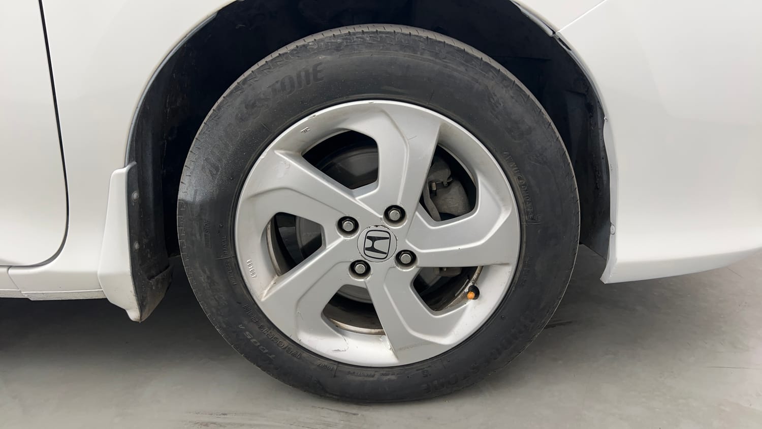 Used 2016 Honda City VX (O) MT BL Petrol Manual tyres RIGHT FRONT TYRE RIM VIEW