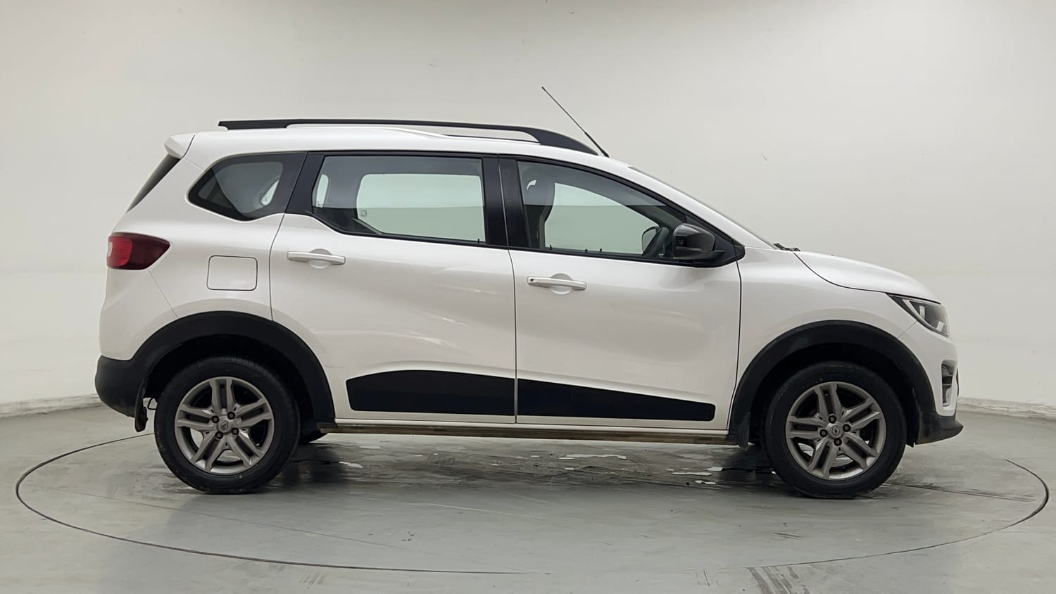 Used 2022 Renault Triber RXZ Petrol Automatic exterior RIGHT SIDE VIEW