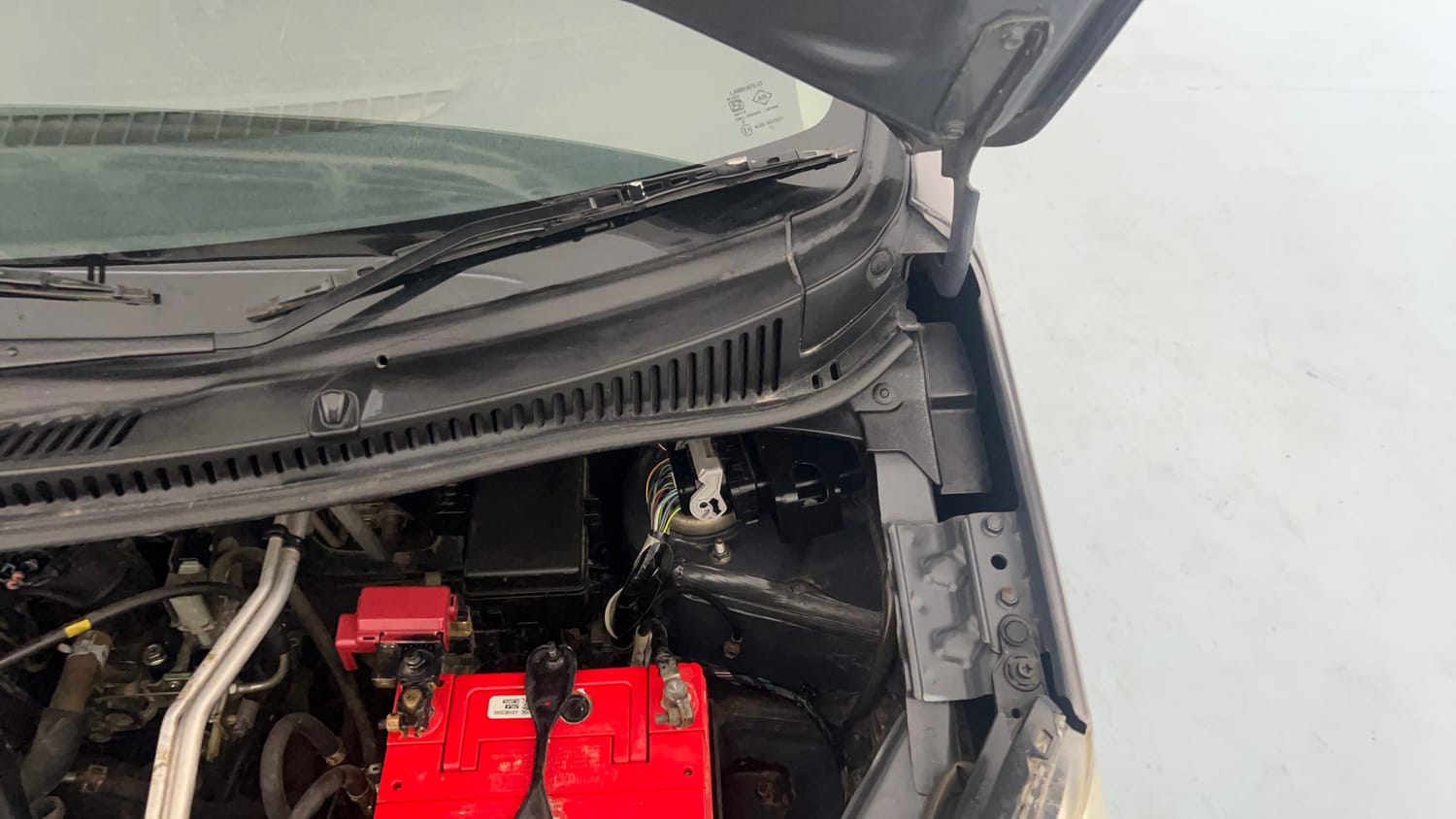 Used 2012 Maruti Suzuki Wagon R LXi Petrol Manual engine ENGINE LEFT SIDE HINGE & APRON VIEW