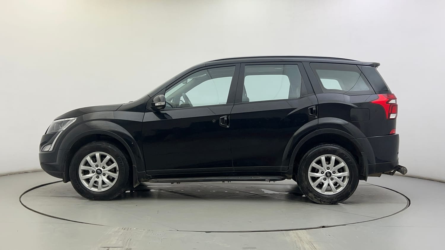 Used 2021 Mahindra XUV500 W9 Diesel Manual exterior LEFT SIDE VIEW
