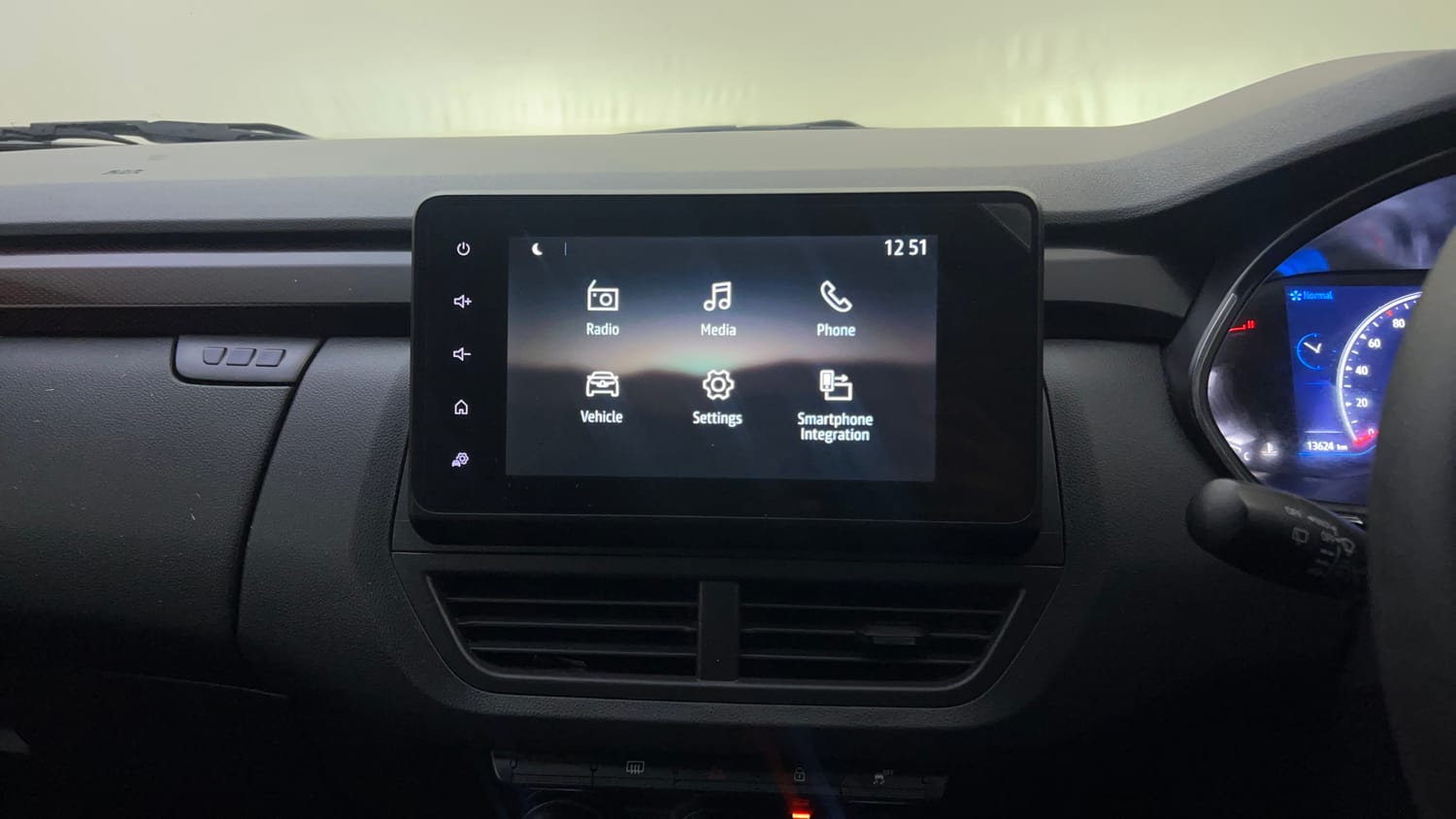 Used 2023 Renault Kiger RXZ Turbo MT Petrol Manual top_features Touch screen infotainment system