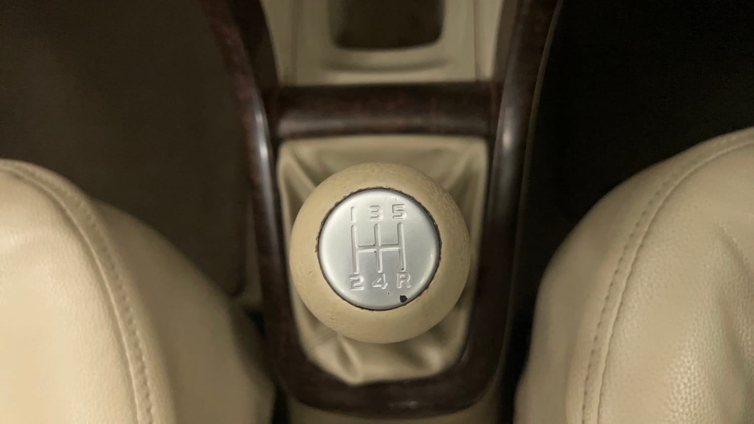 Used 2015 Maruti Suzuki Swift Dzire VXI Petrol Manual interior GEAR  KNOB VIEW