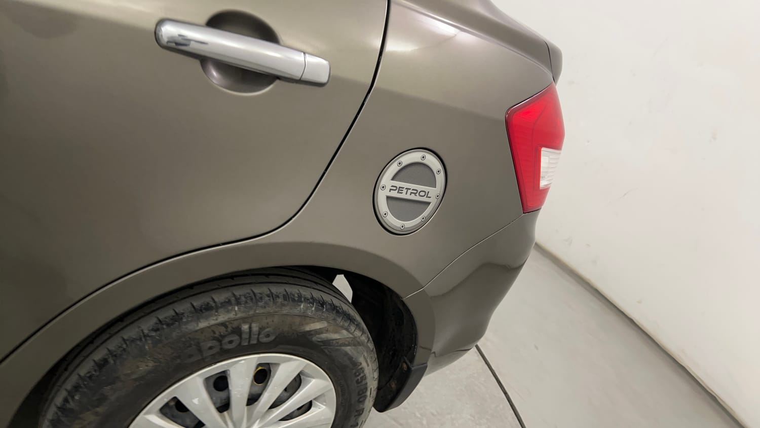 Used 2015 Maruti Suzuki Swift Dzire VXI Petrol Manual dents MINOR SCRATCH