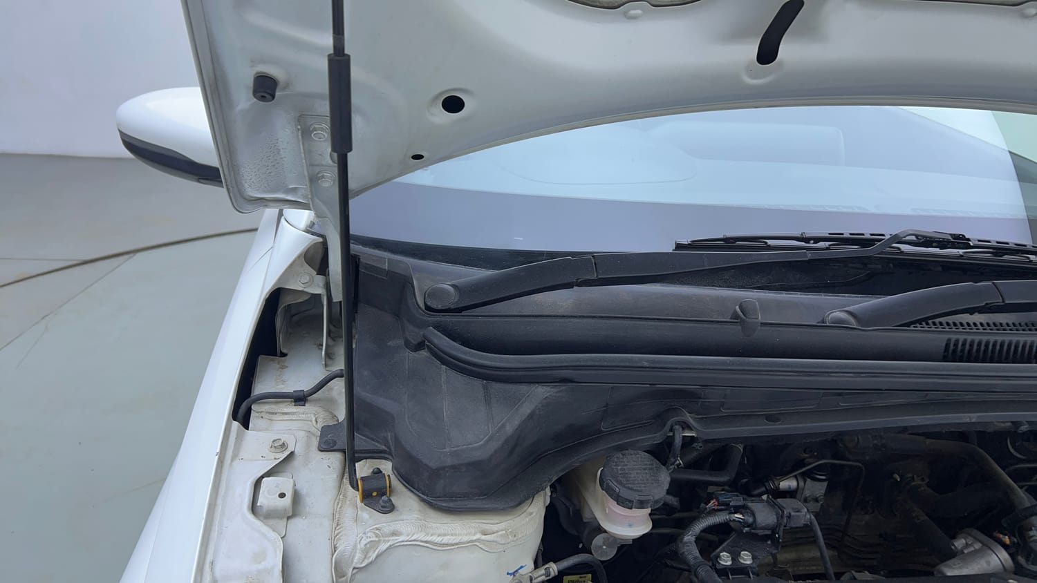Used 2023 Hyundai New i20 Asta (O) 1.2 MT Petrol Manual engine ENGINE RIGHT SIDE HINGE & APRON VIEW