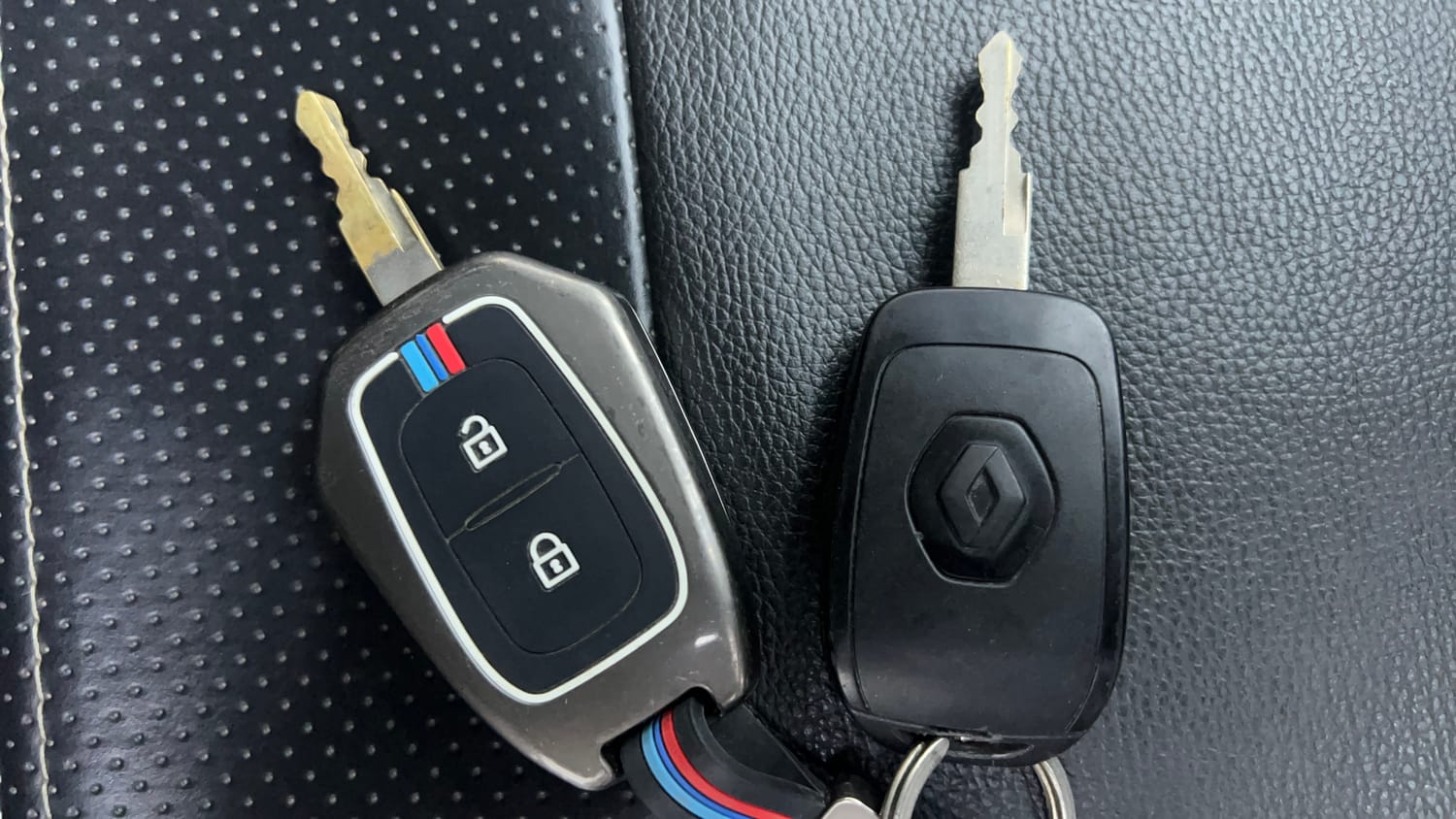 Used 2017 Renault Kwid 1.0 RXT Petrol Manual extra CAR KEY VIEW