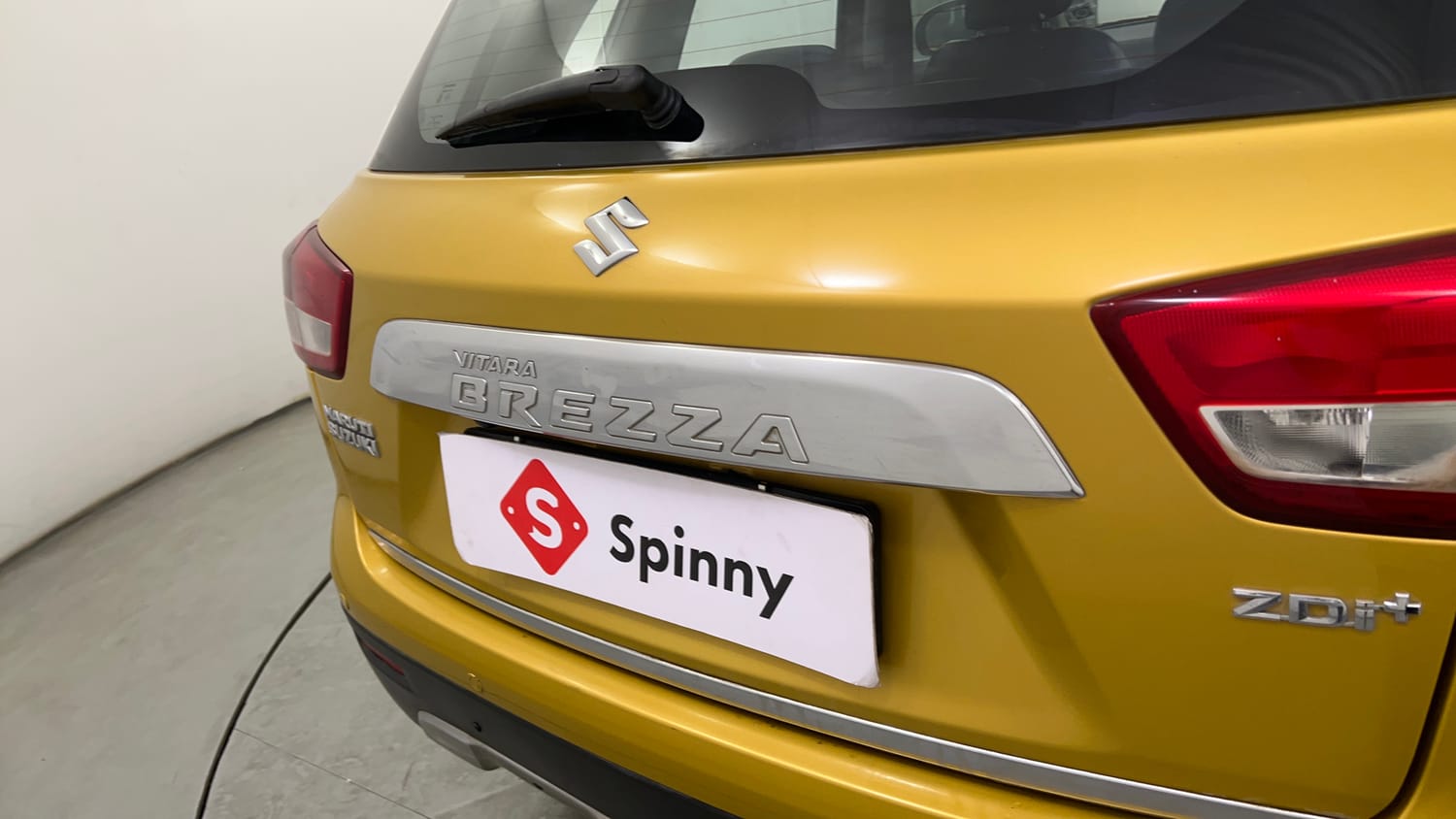 Used 2017 Maruti Suzuki Vitara Brezza ZDi+ Dual Tone Diesel Manual dents MINOR SCRATCH