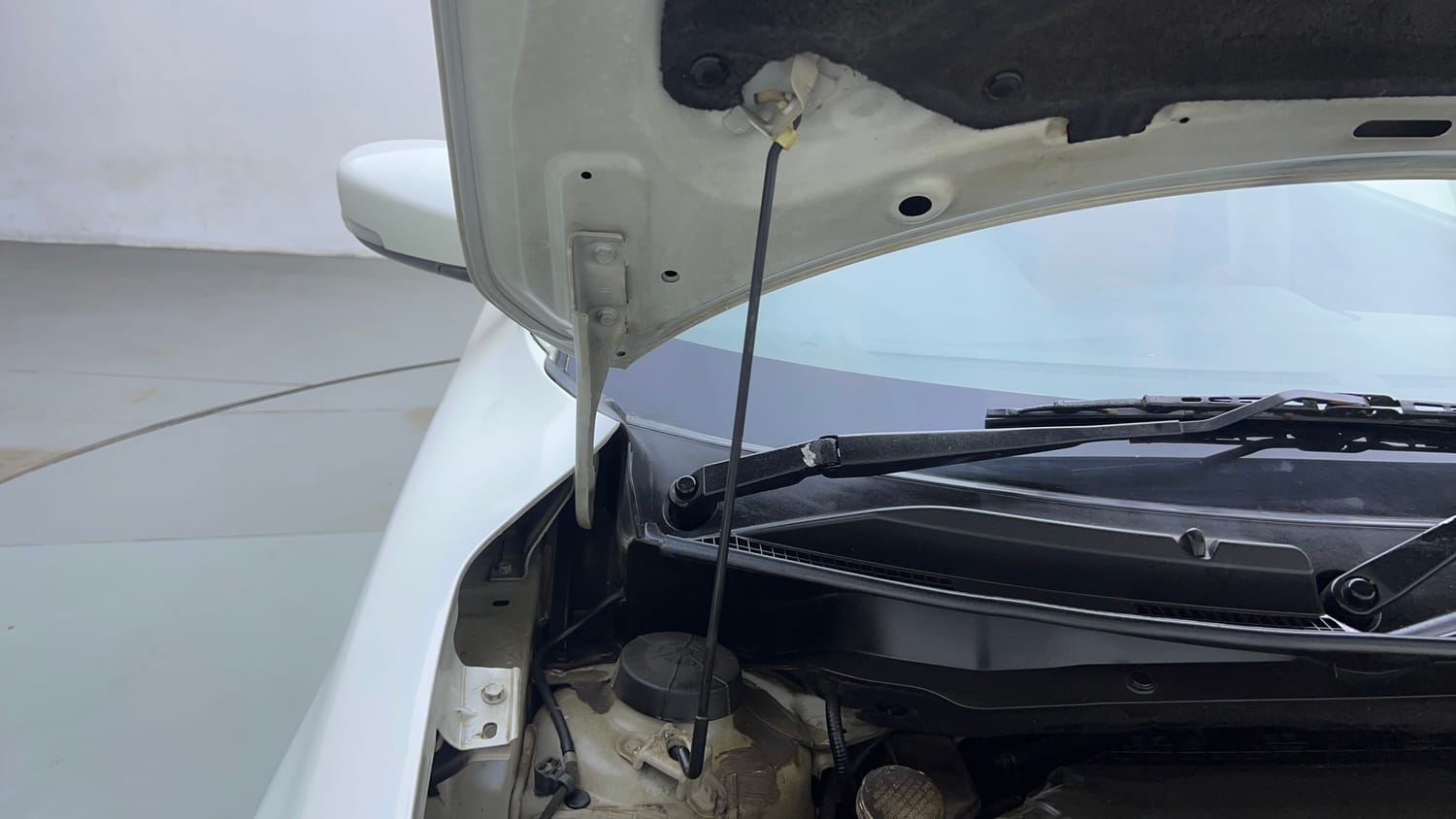 Used 2017 Maruti Suzuki Dzire VXi AMT Petrol Automatic engine ENGINE RIGHT SIDE HINGE & APRON VIEW