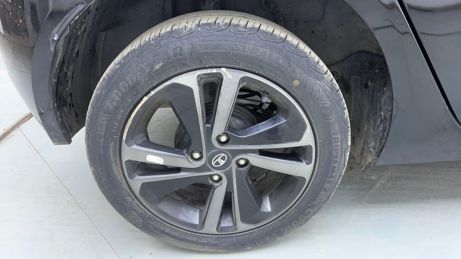 Used 2022 Tata Altroz XZ Plus Petrol Dark Edition Petrol Manual tyres RIGHT REAR TYRE RIM VIEW
