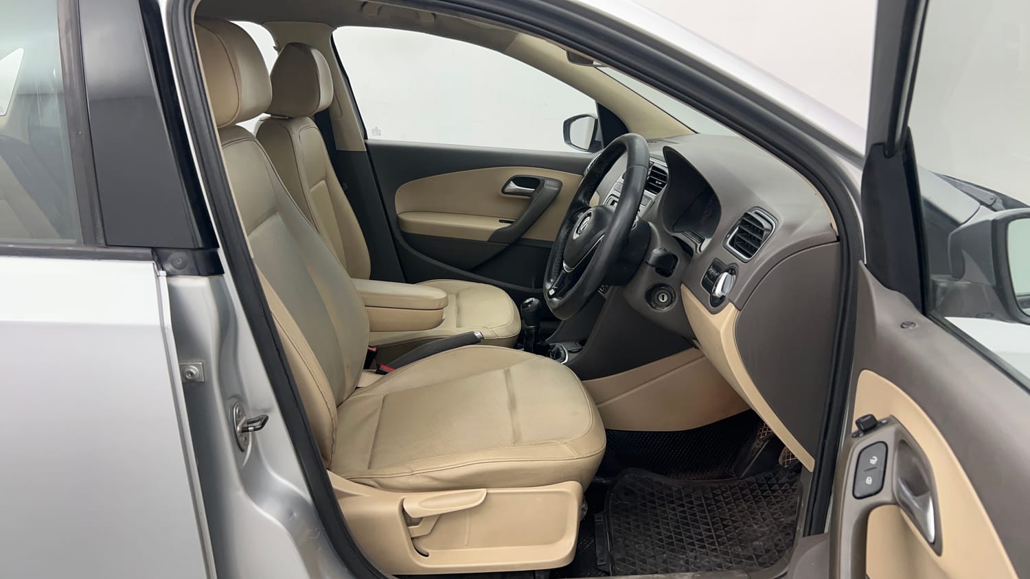 Used 2018 Volkswagen Vento Highline 1.6 (P) Petrol Manual interior RIGHT SIDE FRONT DOOR CABIN VIEW