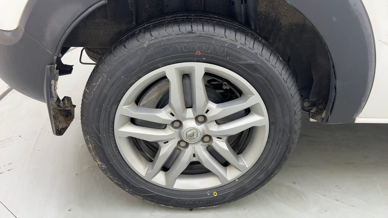 Used 2022 Renault Triber RXZ Petrol Automatic tyres RIGHT REAR TYRE RIM VIEW