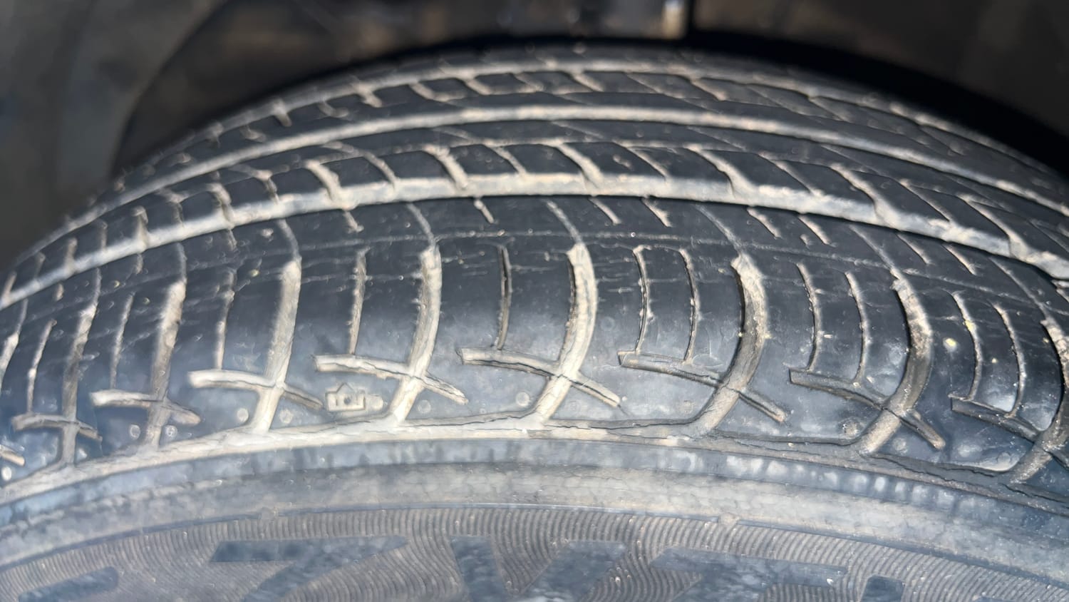 Used 2017 Maruti Suzuki Baleno Sigma 1.2 Petrol Manual tyres LEFT FRONT TYRE TREAD VIEW