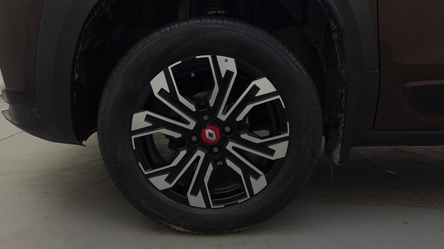 Used 2023 Renault Kiger RXZ Turbo MT Petrol Manual tyres LEFT FRONT TYRE RIM VIEW