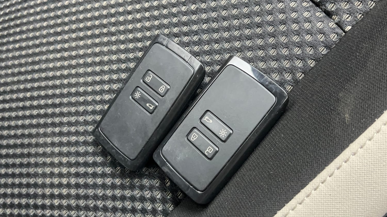 Used 2022 Renault Triber RXZ Petrol Automatic extra CAR KEY VIEW