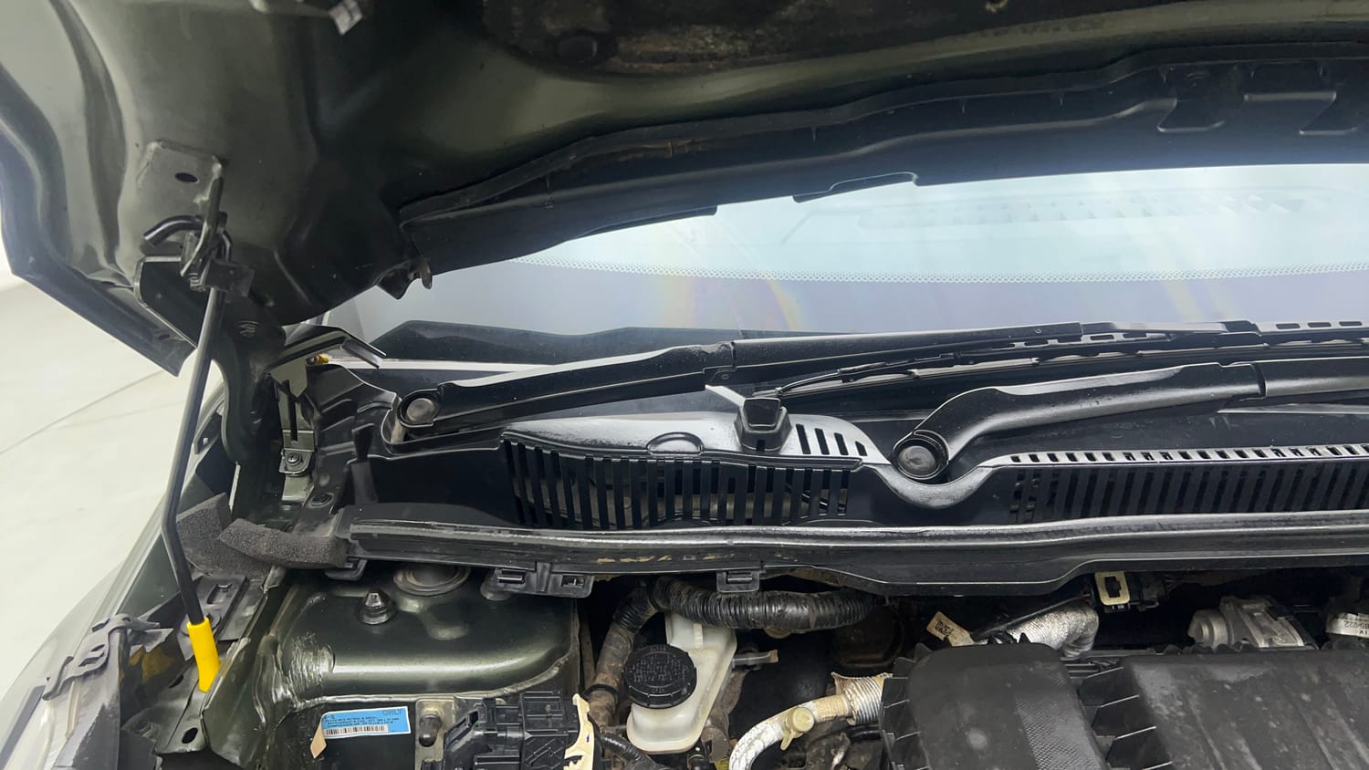 Used 2022 Tata Nexon XZA Plus (Premium) Diesel Diesel Automatic engine ENGINE RIGHT SIDE HINGE & APRON VIEW