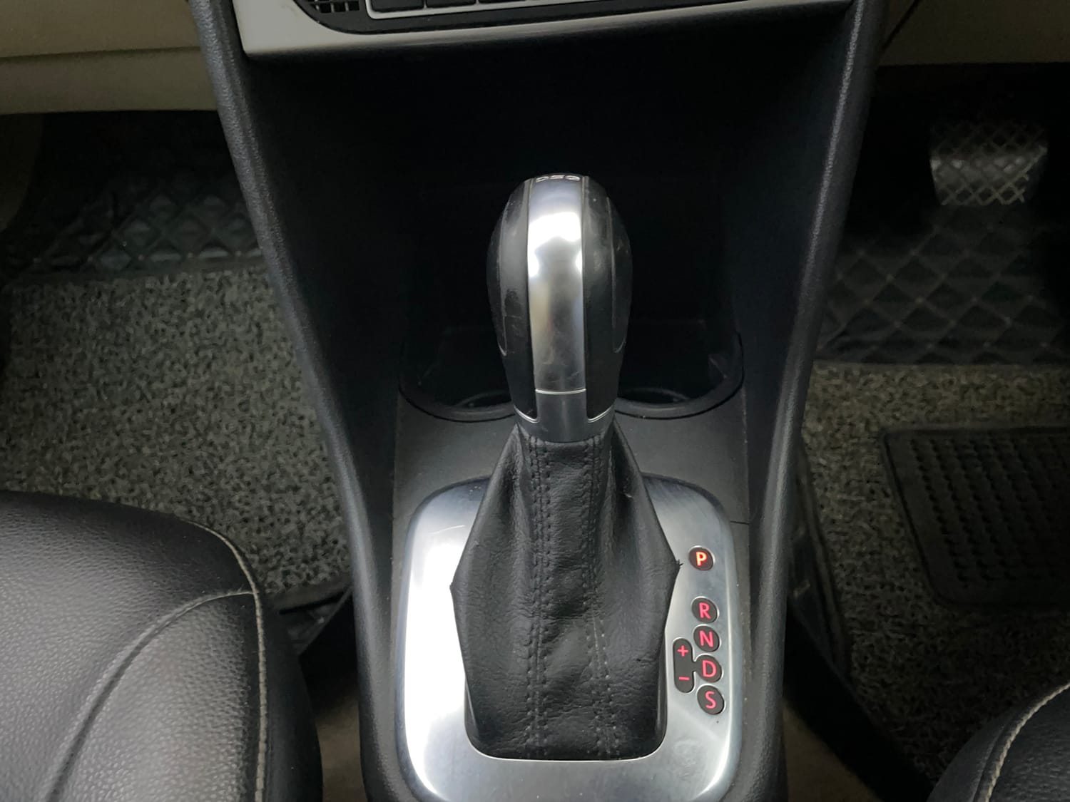 Used 2016 Volkswagen Ameo Highline 1.5L AT Diesel Automatic interior GEAR  KNOB VIEW