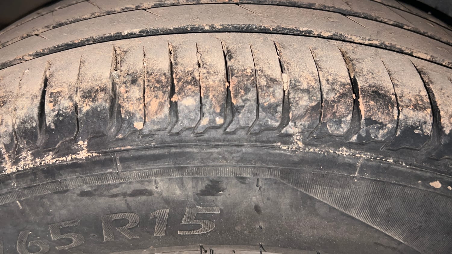 Used 2014 Maruti Suzuki Ertiga ZXi Petrol Manual tyres RIGHT REAR TYRE TREAD VIEW