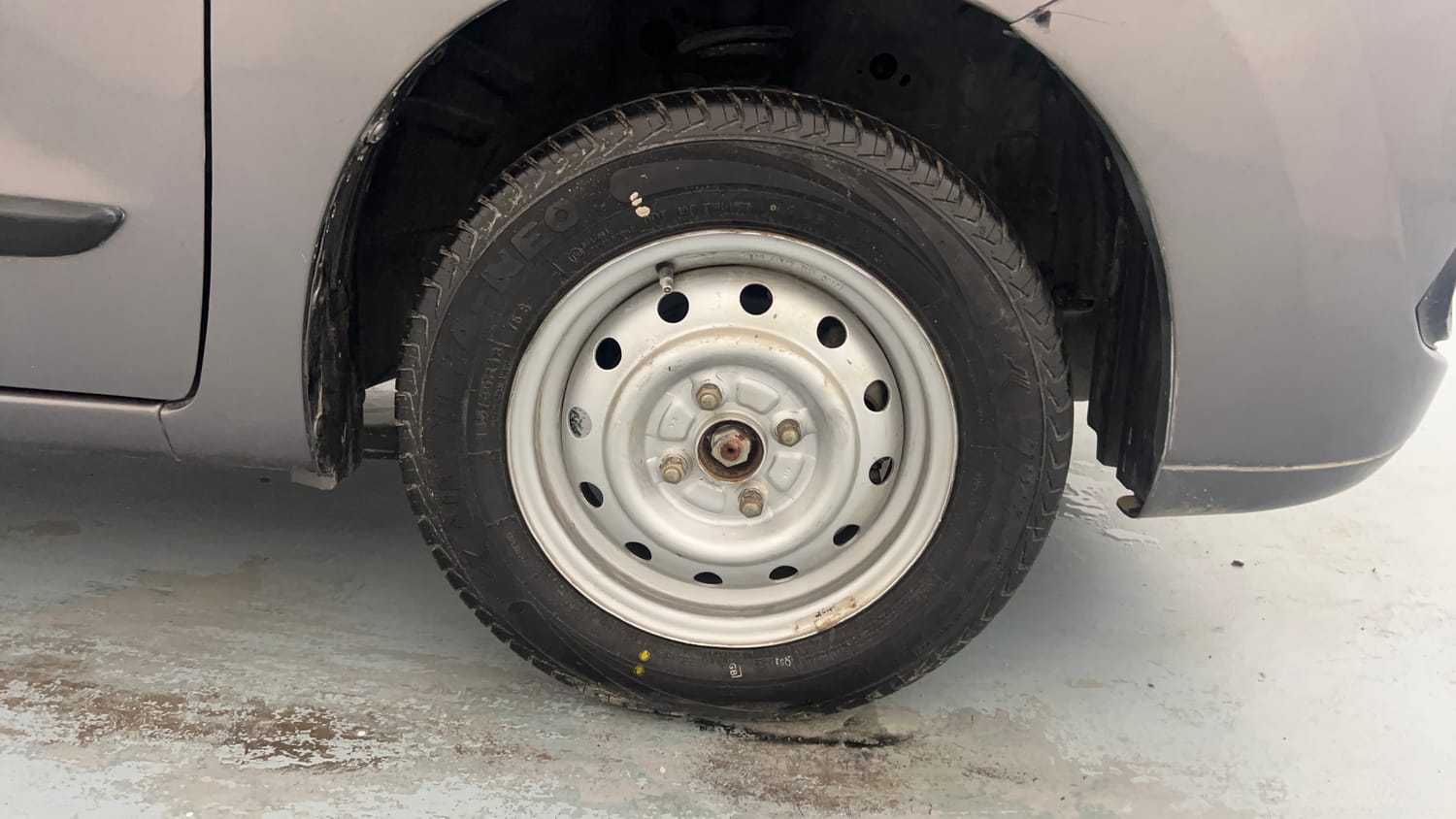 Used 2012 Maruti Suzuki Wagon R LXi Petrol Manual tyres RIGHT FRONT TYRE RIM VIEW