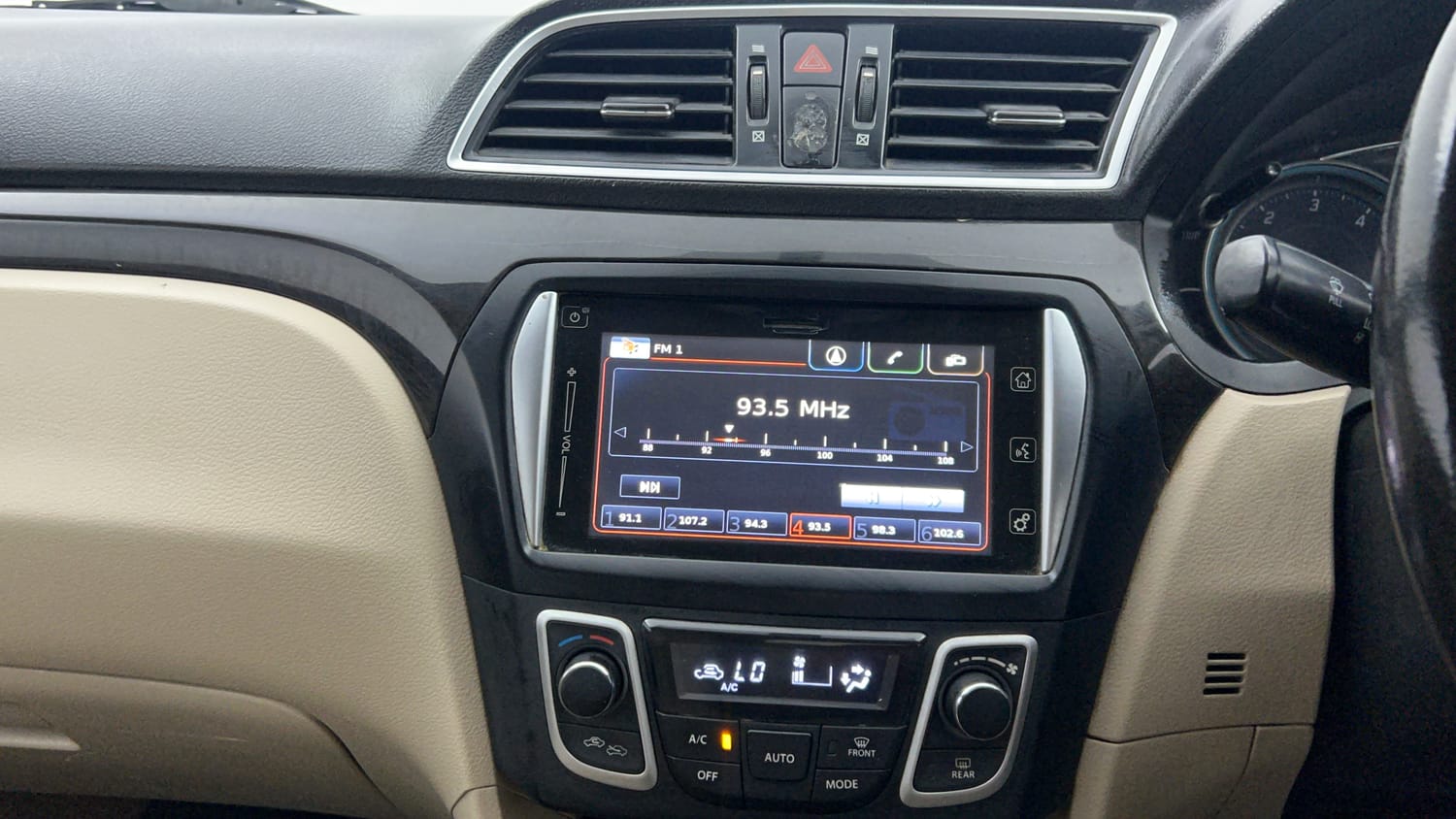 Used 2015 Maruti Suzuki Ciaz ZDi+ SHVS Diesel Manual interior MUSIC SYSTEM & AC CONTROL VIEW