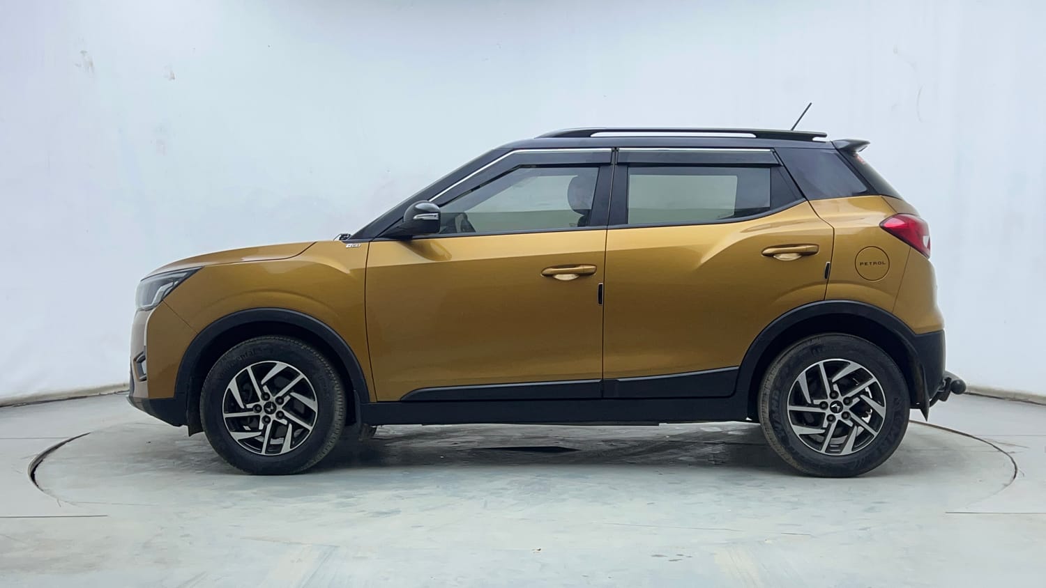 Used 2023 Mahindra XUV 300 W8 1.2 Petrol Petrol Manual exterior LEFT SIDE VIEW