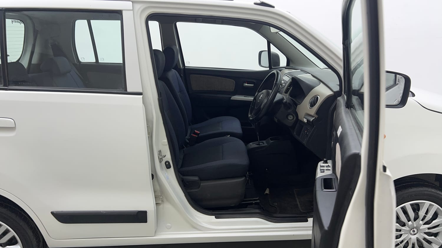 Used 2015 Maruti Suzuki Wagon R 1.0 VXI AMT Petrol Automatic interior RIGHT SIDE FRONT DOOR CABIN VIEW