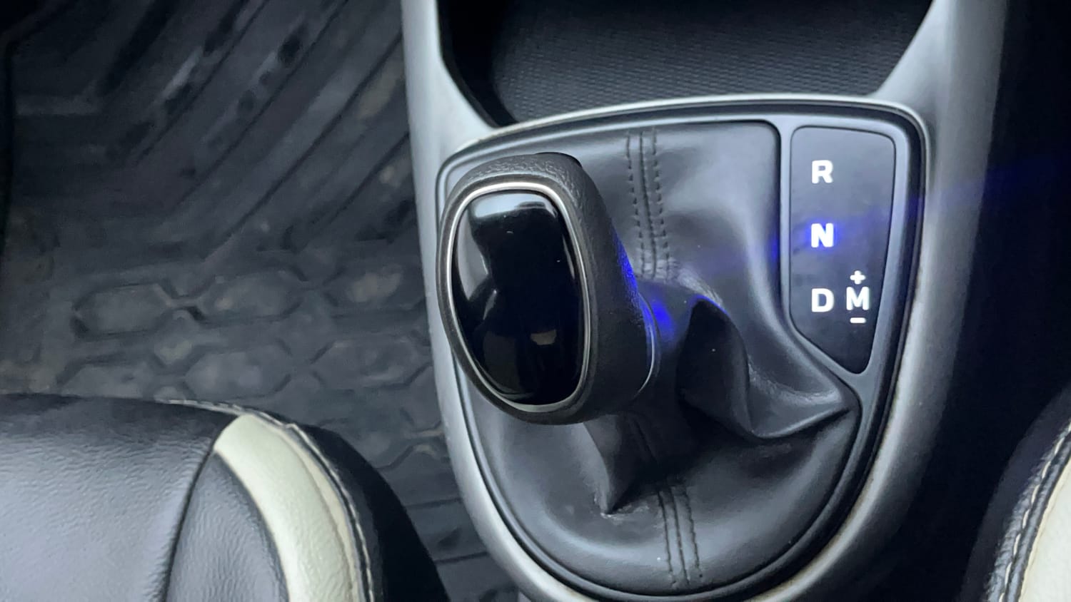 Used 2021 Hyundai Grand i10 Nios Sportz AMT 1.2 Kappa VTVT Petrol Automatic interior GEAR  KNOB VIEW