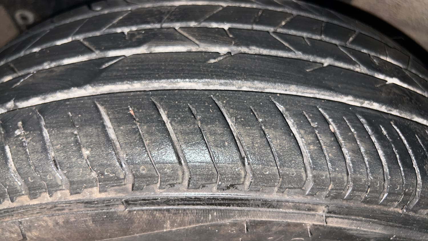 Used 2023 Renault Kiger RXZ Turbo MT Petrol Manual tyres LEFT FRONT TYRE TREAD VIEW