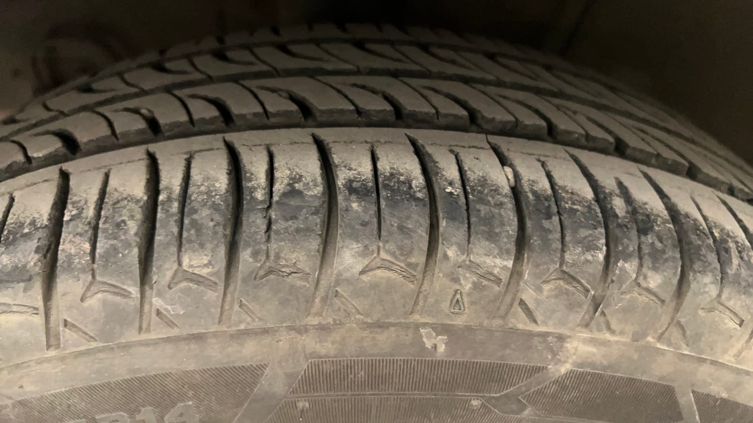 Used 2019 Hyundai Grand i10 Sportz AT 1.2 Kappa VTVT Petrol Automatic tyres RIGHT REAR TYRE TREAD VIEW