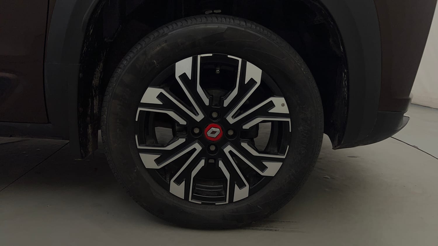 Used 2023 Renault Kiger RXZ Turbo MT Petrol Manual tyres RIGHT FRONT TYRE RIM VIEW