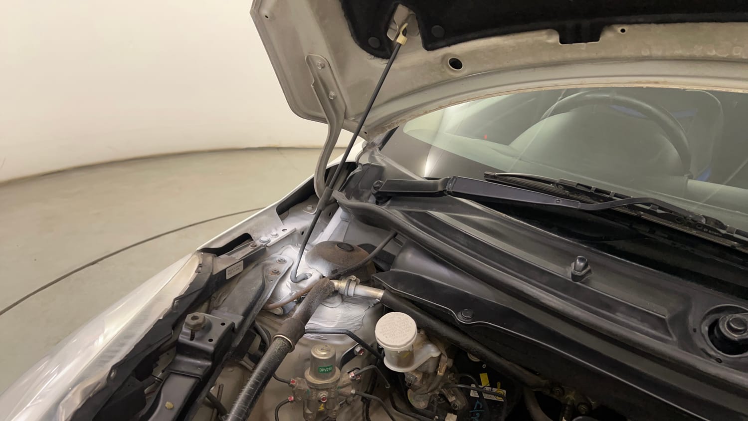 Used 2013 Maruti Suzuki Swift VXi Petrol Manual engine ENGINE RIGHT SIDE HINGE & APRON VIEW