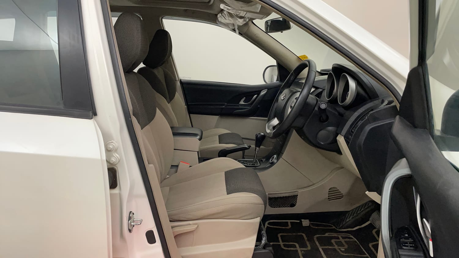 Used 2018 Mahindra XUV500 W9 AT Diesel Automatic interior RIGHT SIDE FRONT DOOR CABIN VIEW