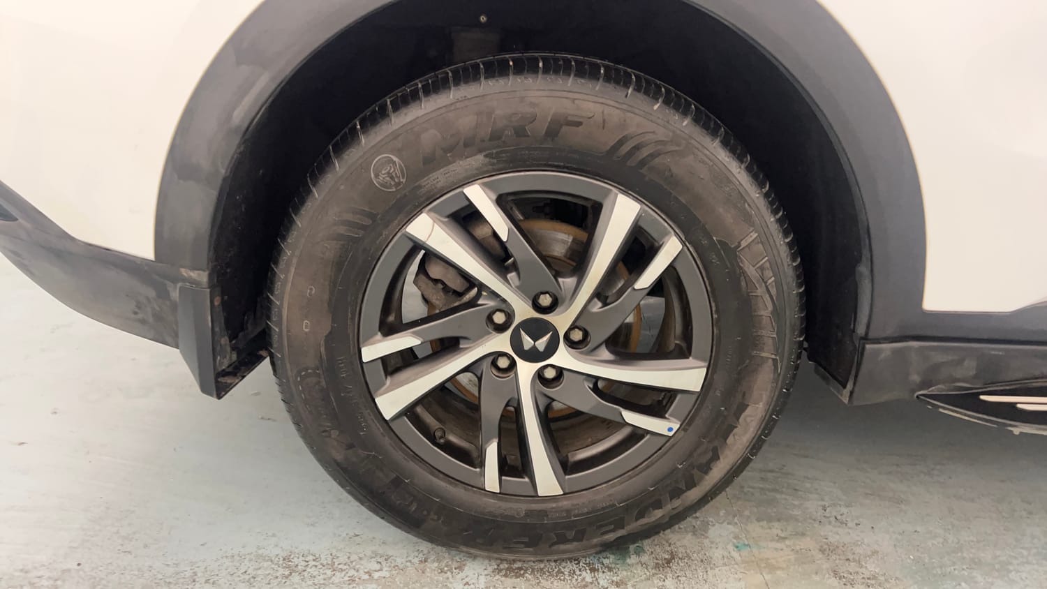 Used 2025 Mahindra XUV700 AX5 Petrol MT 7 STR Petrol Manual tyres RIGHT REAR TYRE RIM VIEW