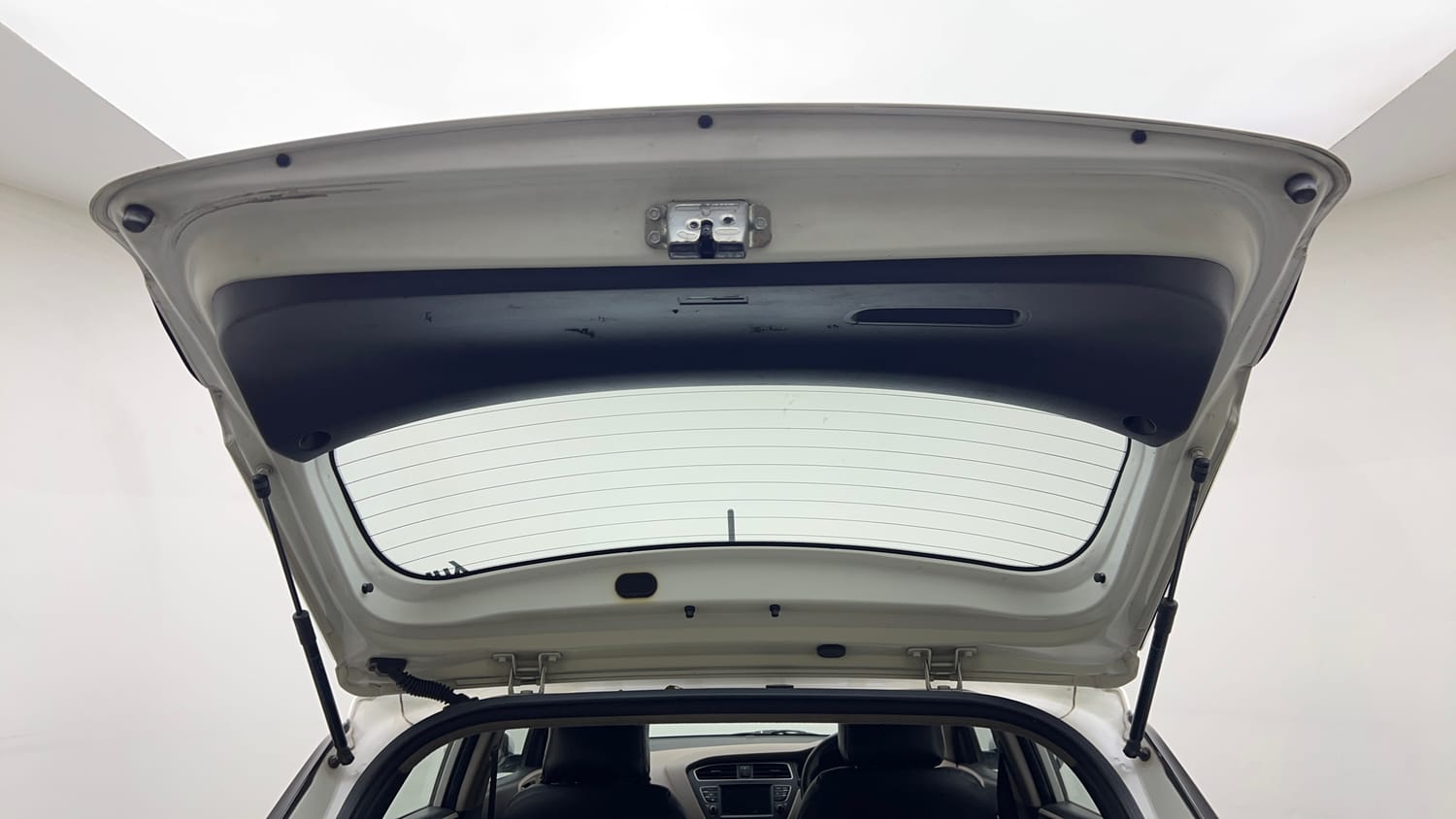Used 2019 Hyundai Elite i20 Asta 1.2 AT Petrol Automatic interior DICKY DOOR OPEN VIEW