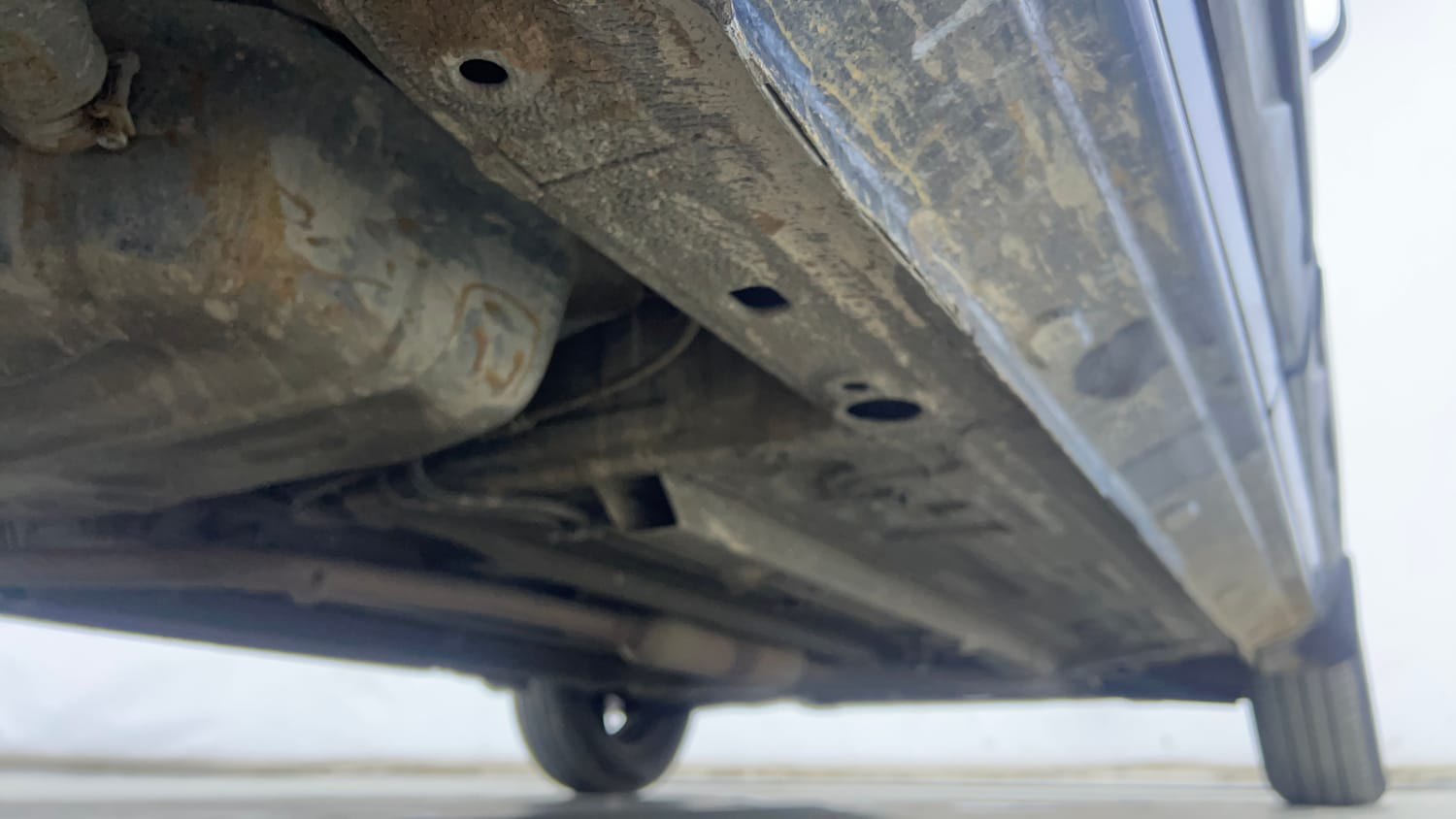 Used 2020 Renault Triber RXZ Petrol Manual extra REAR RIGHT UNDERBODY VIEW