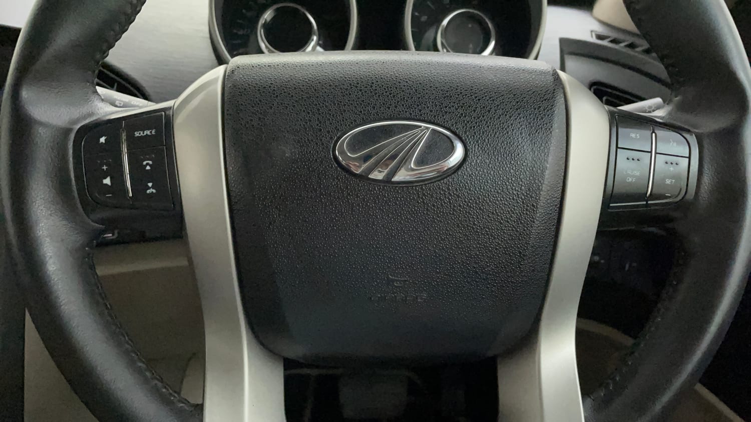 Used 2018 Mahindra XUV500 W9 AT Diesel Automatic top_features Airbags