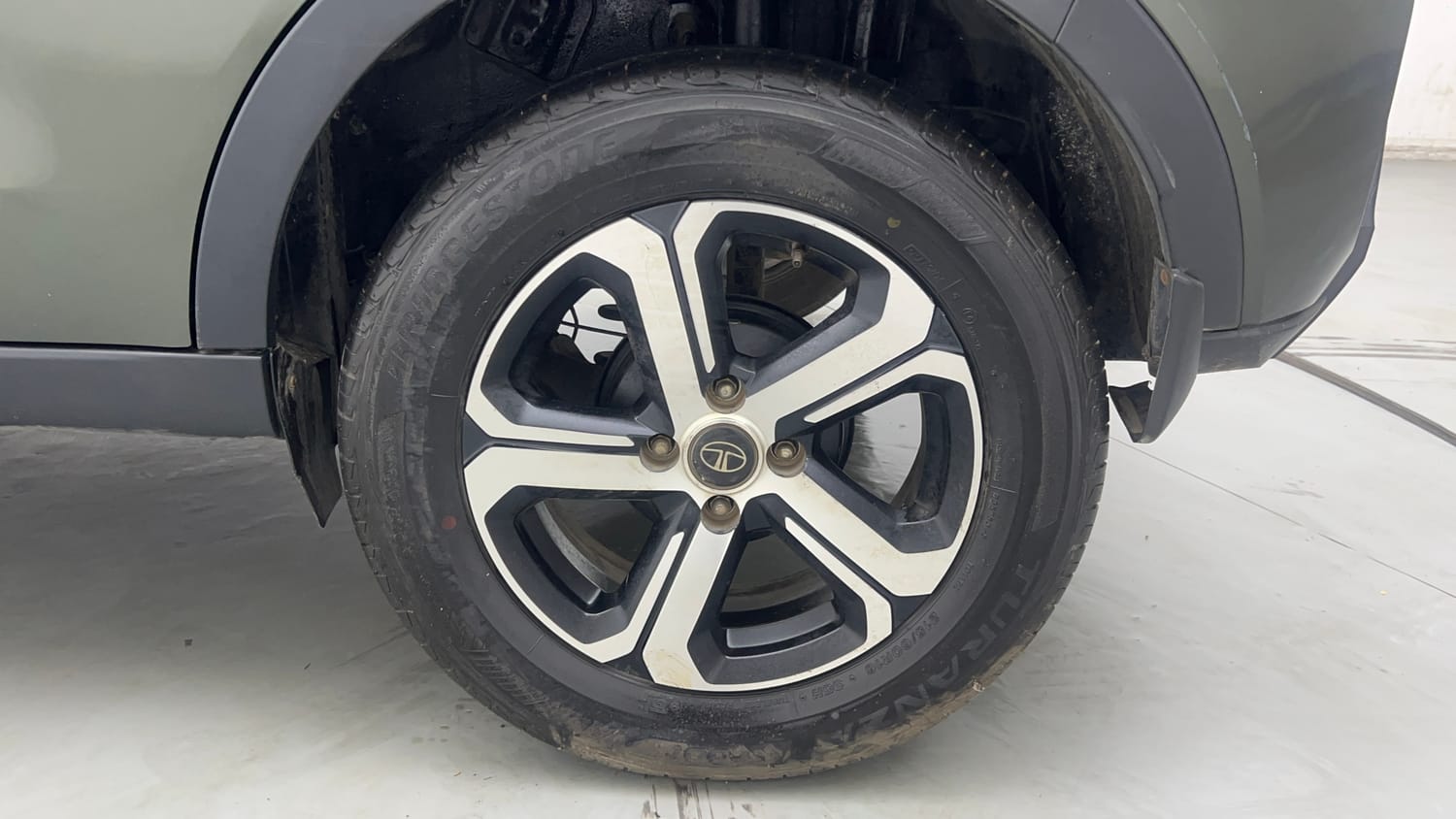 Used 2022 Tata Nexon XZA Plus (Premium) Diesel Diesel Automatic tyres LEFT REAR TYRE RIM VIEW