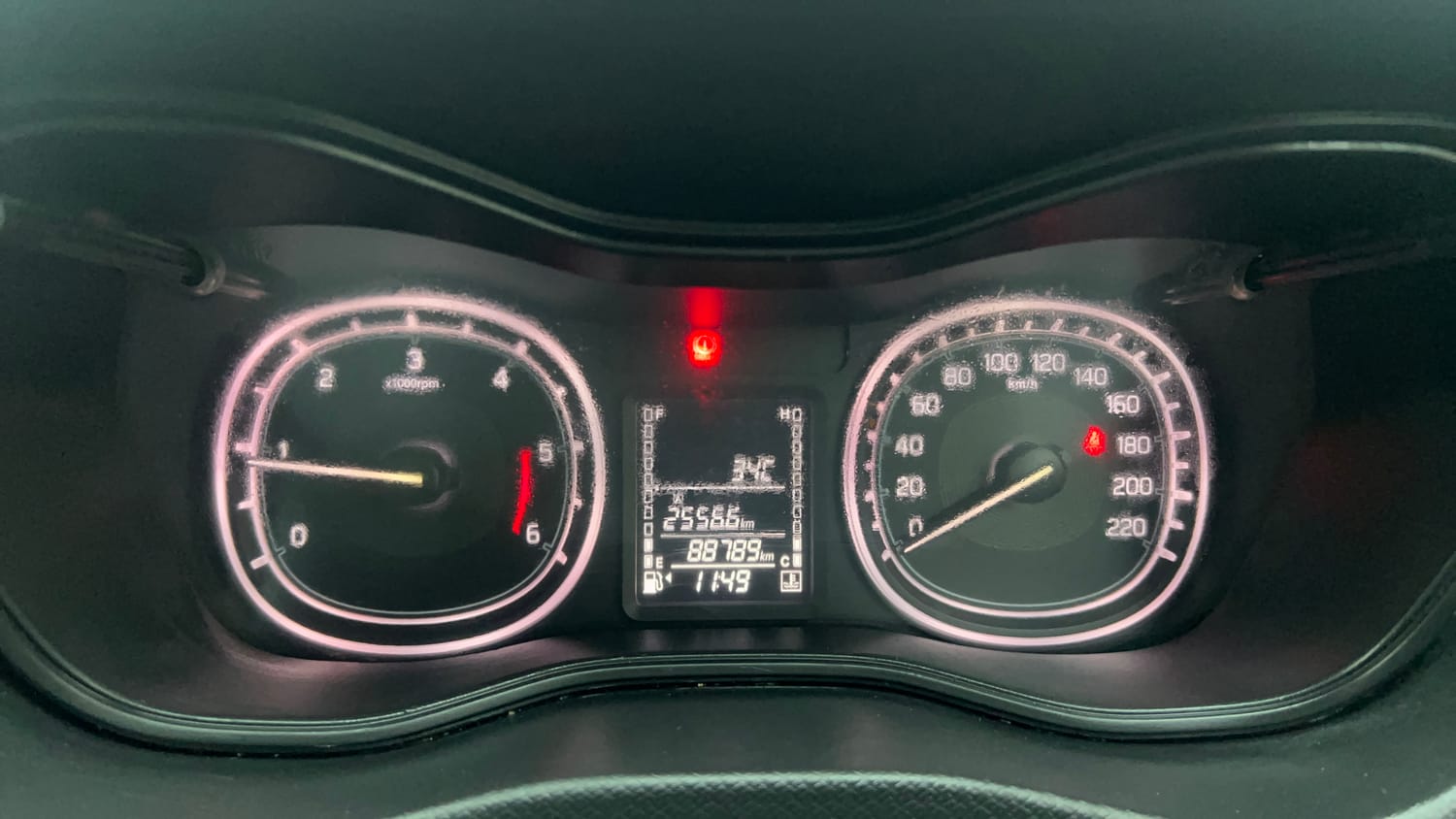 Used 2018 Maruti Suzuki Vitara Brezza [2016-2020] VDi Diesel Manual interior CLUSTERMETER VIEW