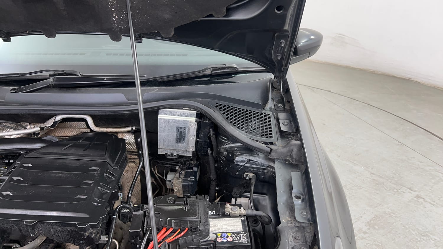 Used 2020 Volkswagen Polo Highline Plus 1.0L TSI Petrol Manual engine ENGINE LEFT SIDE HINGE & APRON VIEW