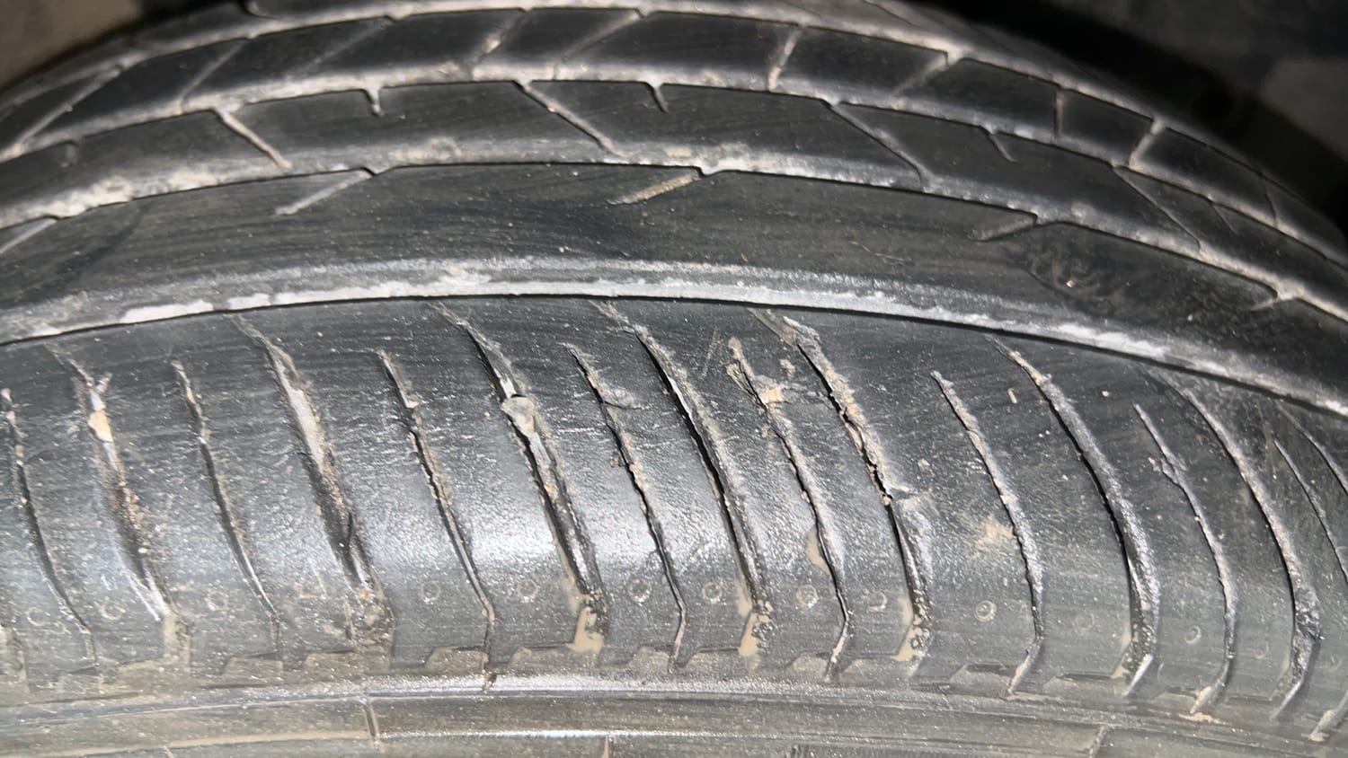 Used 2023 Renault Kiger RXZ Turbo MT Petrol Manual tyres RIGHT FRONT TYRE TREAD VIEW