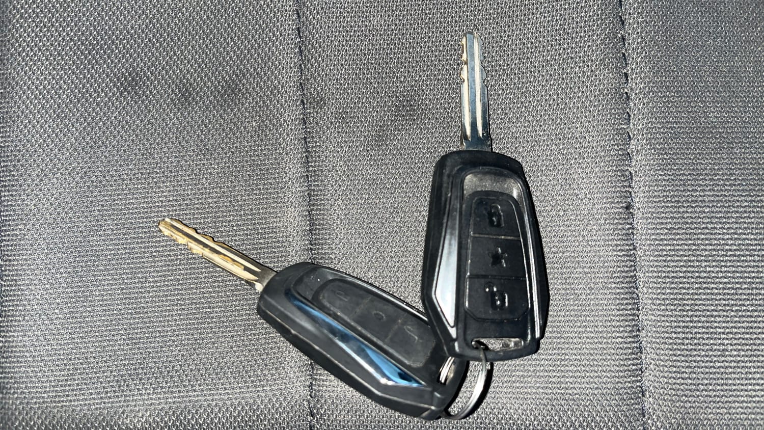 Used 2017 Mahindra KUV100 K6+ 5 STR Petrol Manual extra CAR KEY VIEW