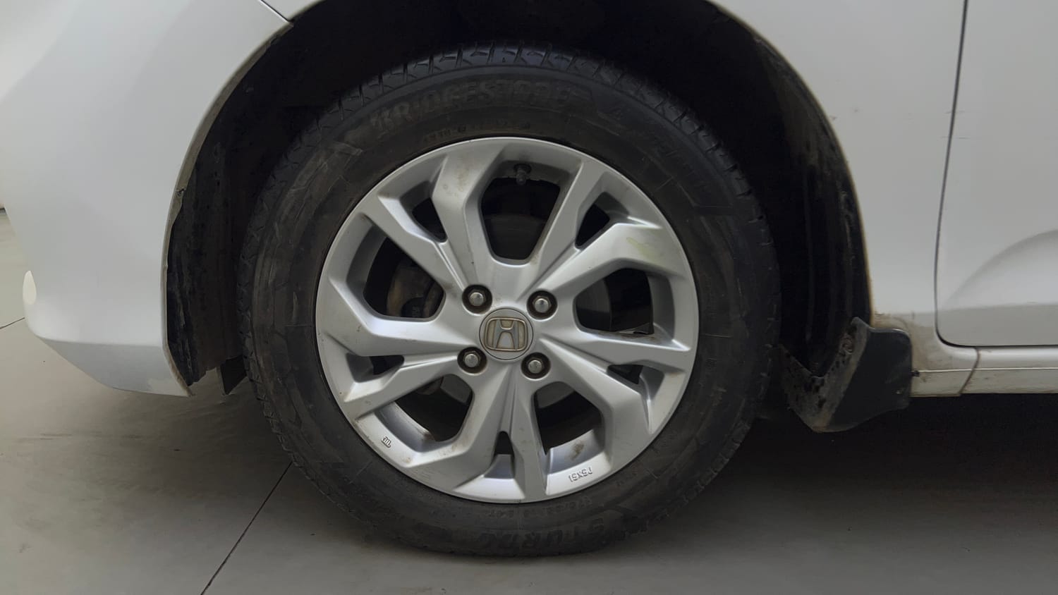 Used 2020 Honda Amaze 1.2 VX CVT Petrol Petrol Automatic tyres LEFT FRONT TYRE RIM VIEW