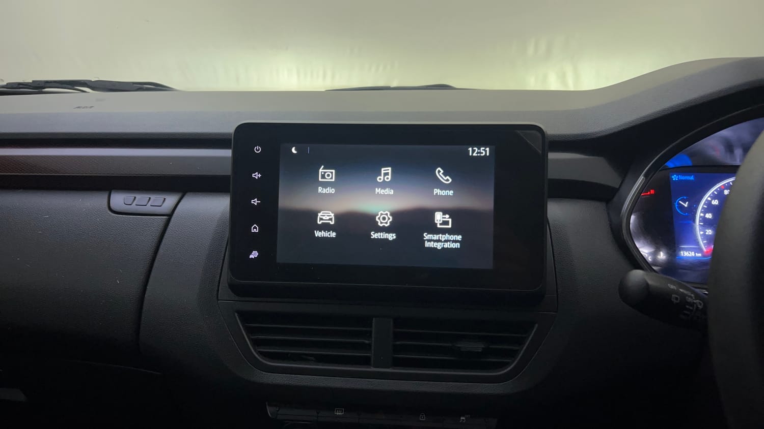 Used 2023 Renault Kiger RXZ Turbo MT Petrol Manual top_features Integrated (in-dash) music system