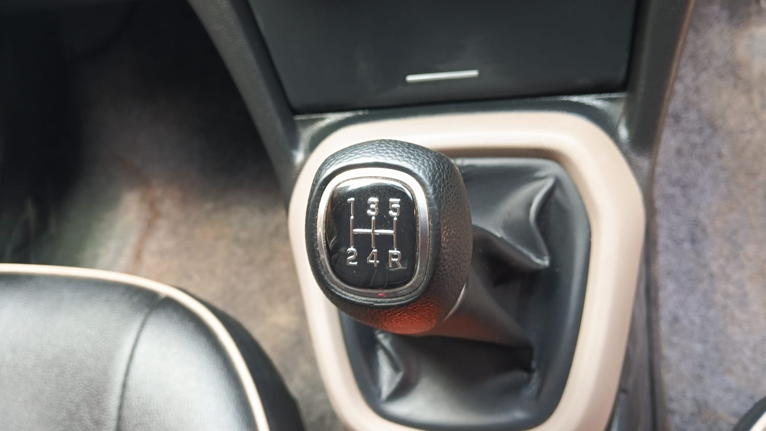 Used 2015 Hyundai Xcent S 1.2 (O) Petrol Manual interior GEAR  KNOB VIEW