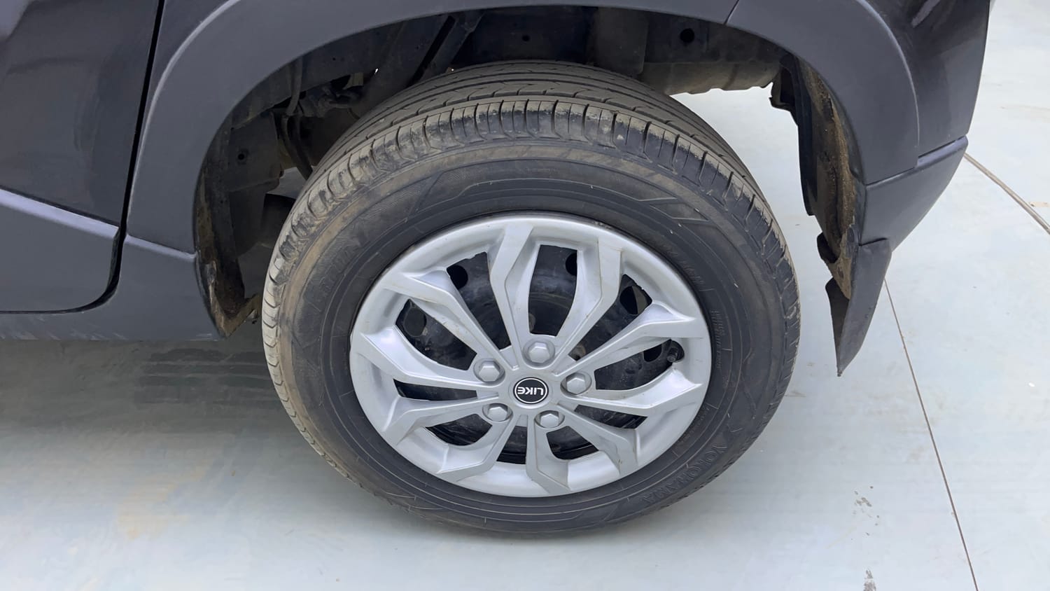 Used 2017 Mahindra KUV100 K6+ 5 STR Petrol Manual tyres LEFT REAR TYRE RIM VIEW