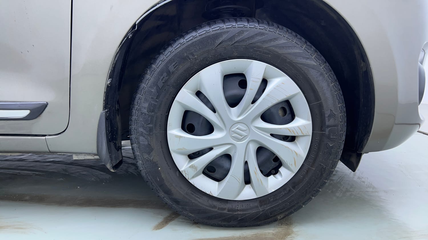 Used 2022 Maruti Suzuki Swift VXi Petrol Manual tyres RIGHT FRONT TYRE RIM VIEW